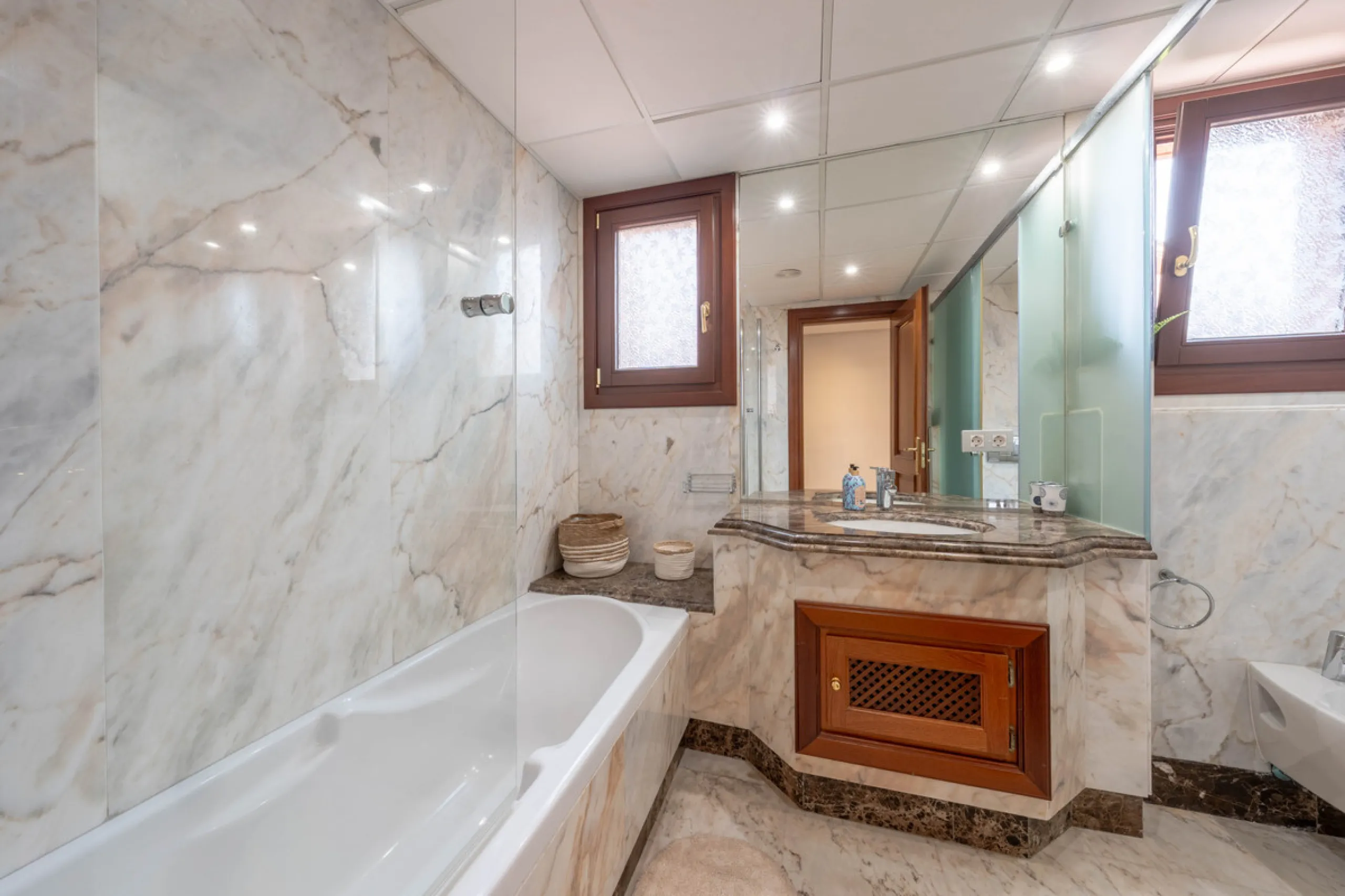 Apartment - Middle Floor Apartment в продаже в Estepona, Málaga. В доме 2 спален и 2 ванных комнат. Площадь дома 170 м²