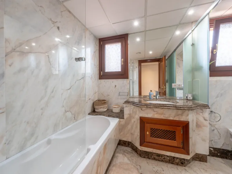 Apartment - Middle Floor Apartment в продаже в Estepona, Málaga. В доме 2 спален и 2 ванных комнат. Площадь дома 170 м²