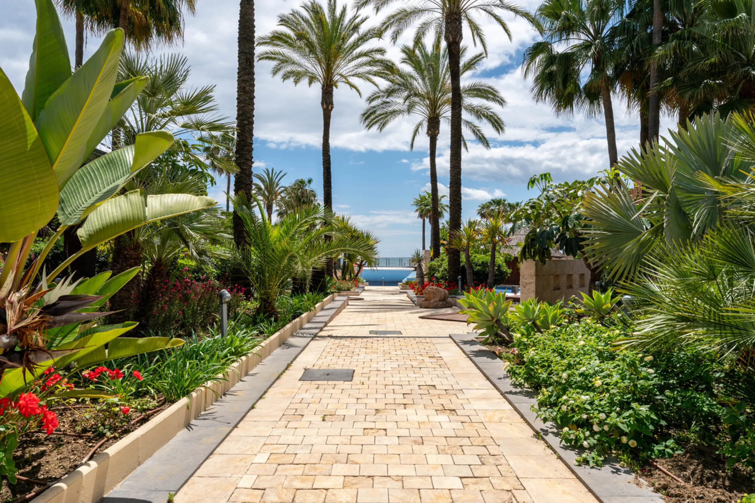 Apartment - Middle Floor Apartment в продаже в Estepona, Málaga. В доме 2 спален и 2 ванных комнат. Площадь дома 170 м²