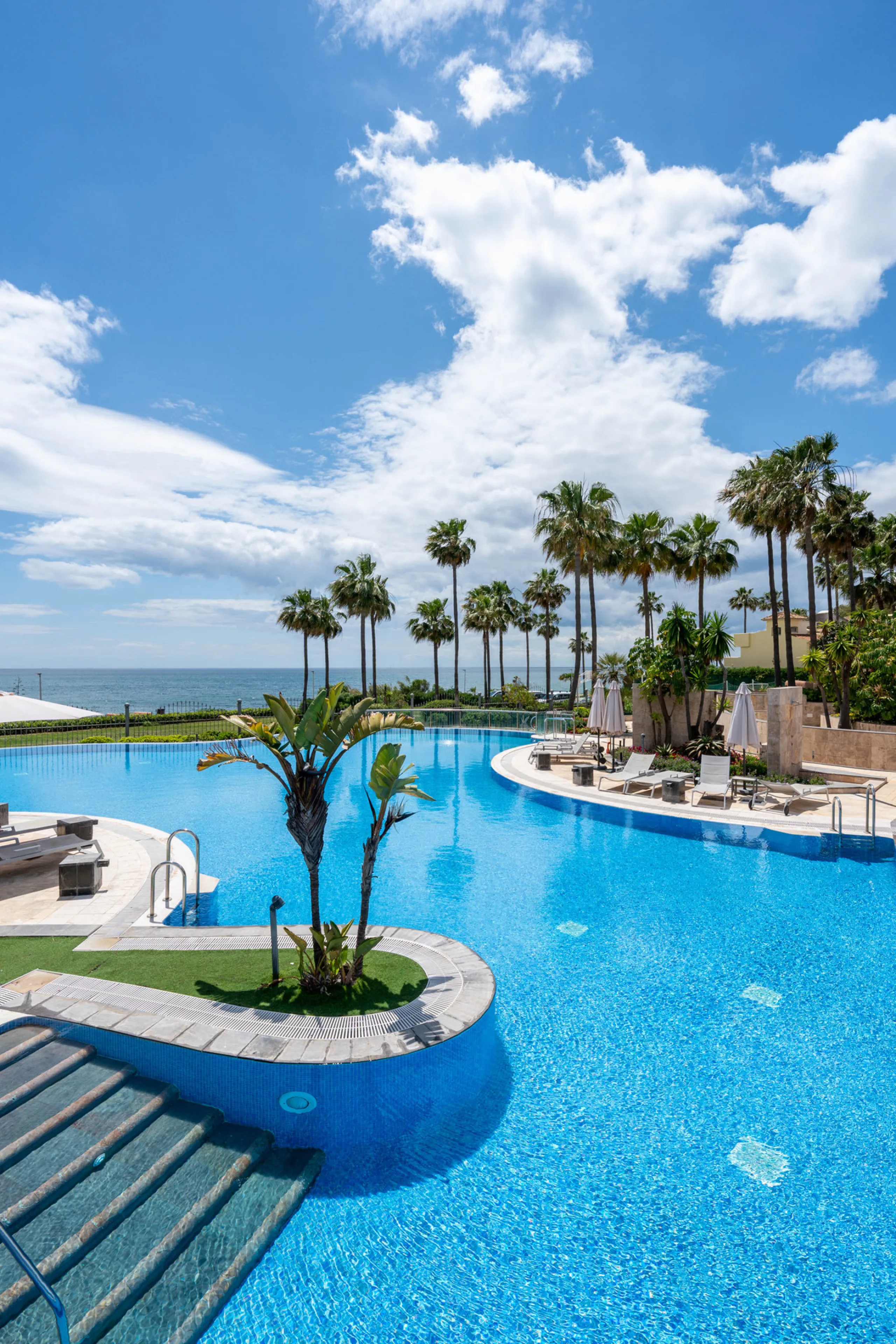 Apartment - Middle Floor Apartment в продаже в Estepona, Málaga. В доме 2 спален и 2 ванных комнат. Площадь дома 170 м²