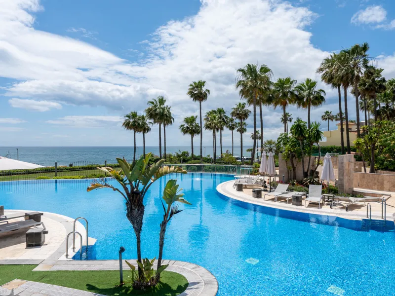 Apartment - Middle Floor Apartment в продаже в Estepona, Málaga. В доме 2 спален и 2 ванных комнат. Площадь дома 170 м²