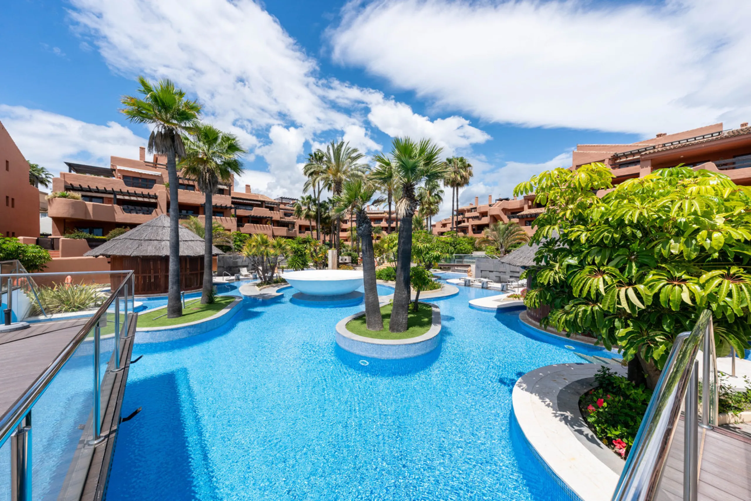 Apartment - Middle Floor Apartment в продаже в Estepona, Málaga. В доме 2 спален и 2 ванных комнат. Площадь дома 170 м²
