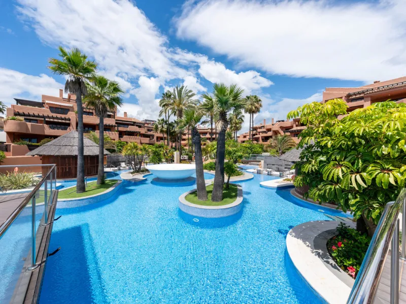 Apartment - Middle Floor Apartment в продаже в Estepona, Málaga. В доме 2 спален и 2 ванных комнат. Площадь дома 170 м²