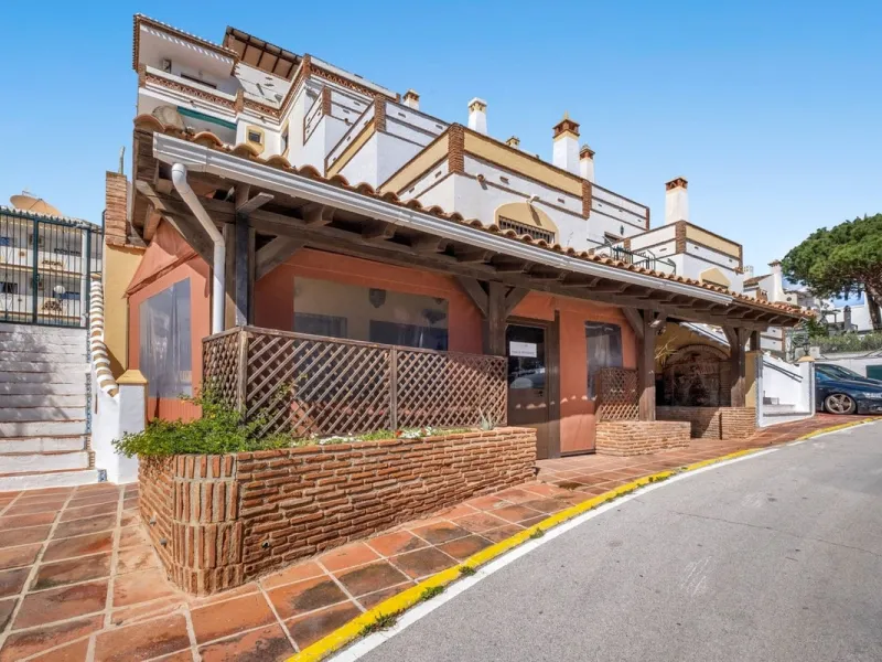 Exceptional 600m² Commercial Premises in Prime Lower Calahonda Location