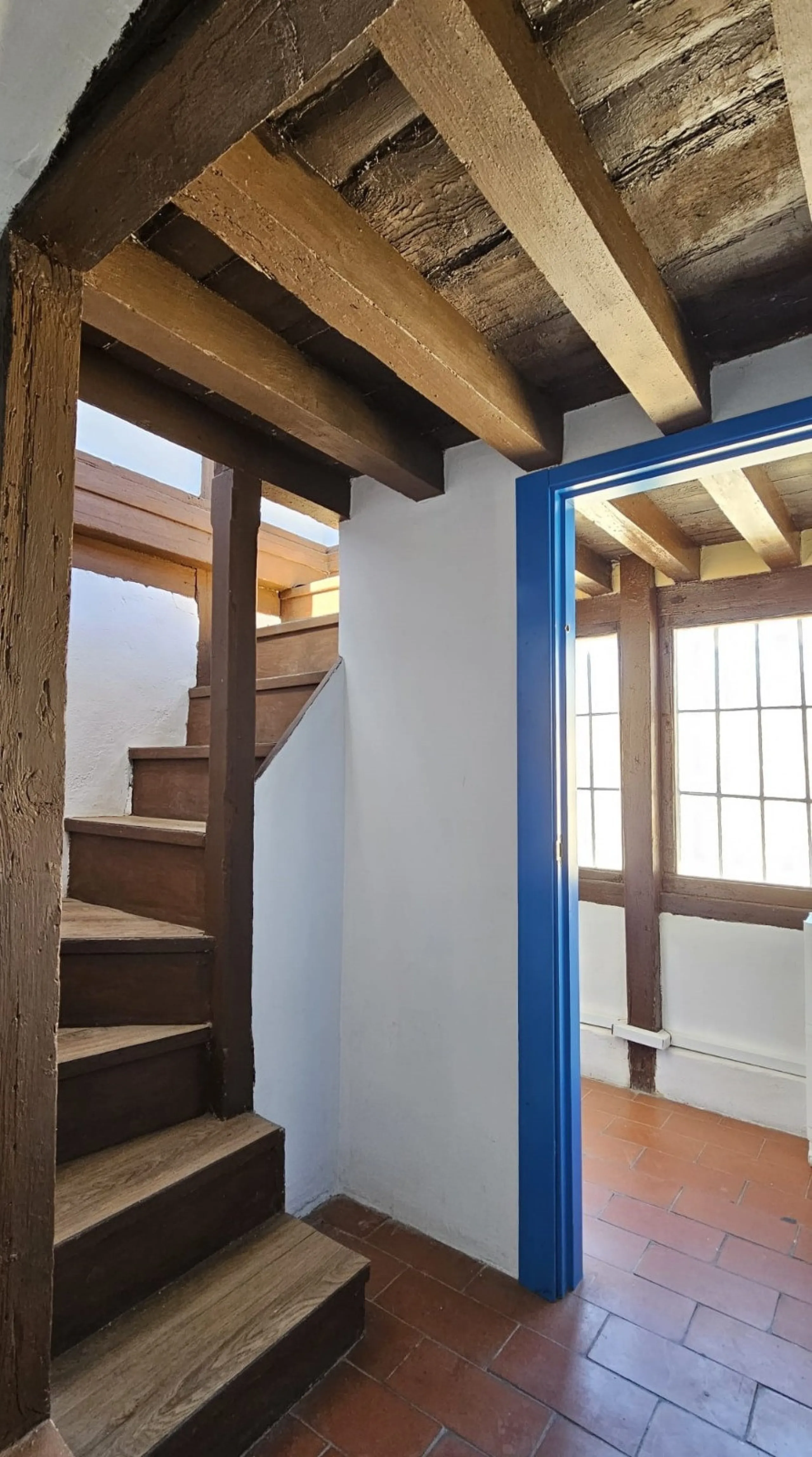 Boutique hotel located in the heart of Málaga, on a quiet street yet close to all services and amenities. It boasts 590 m² of built area and 13 rooms distributed over four floors, including a penthouse with a turret.
