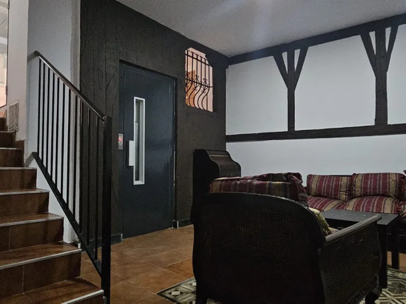 Boutique hotel located in the heart of Málaga, on a quiet street yet close to all services and amenities. It boasts 590 m² of built area and 13 rooms distributed over four floors, including a penthouse with a turret.