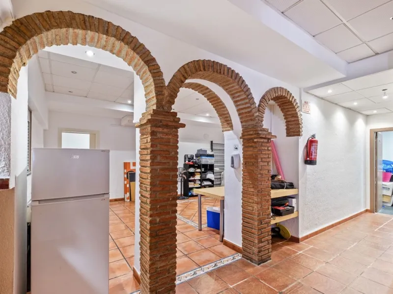 Commercial - Commercial Premises в продаже в Mijas, Málaga. Площадь дома 600 м²