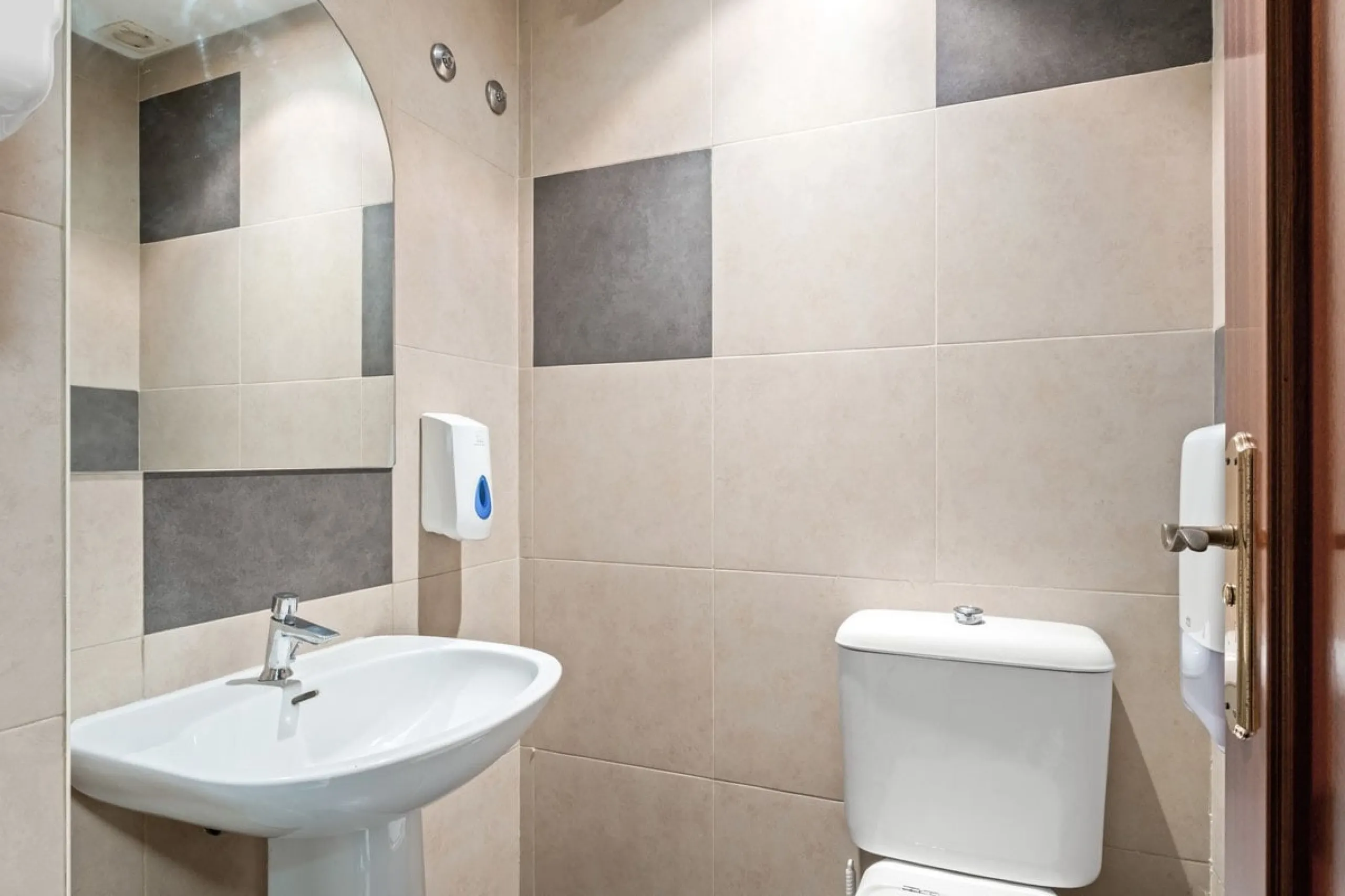 Commercial - Commercial Premises в продаже в Mijas, Málaga. Площадь дома 600 м²