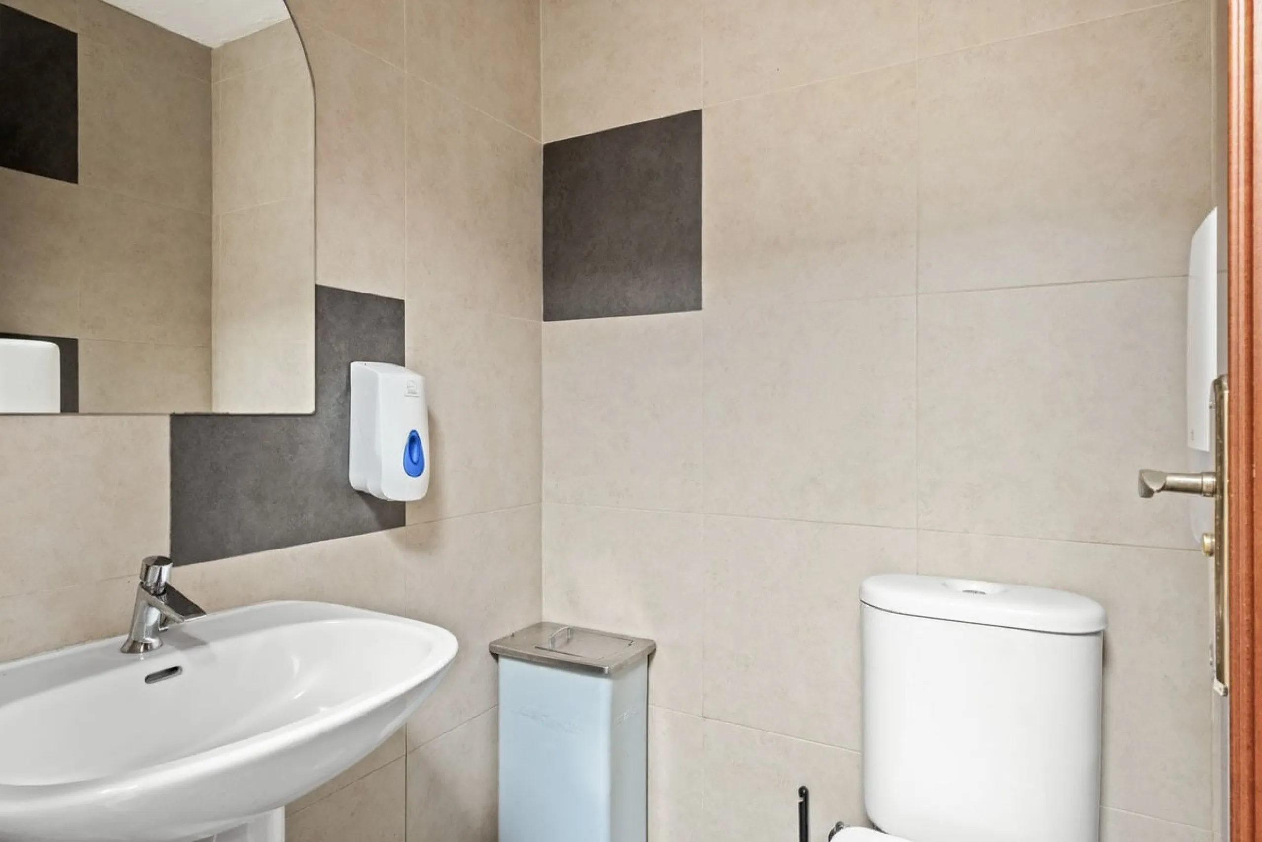 Commercial - Commercial Premises в продаже в Mijas, Málaga. Площадь дома 600 м²