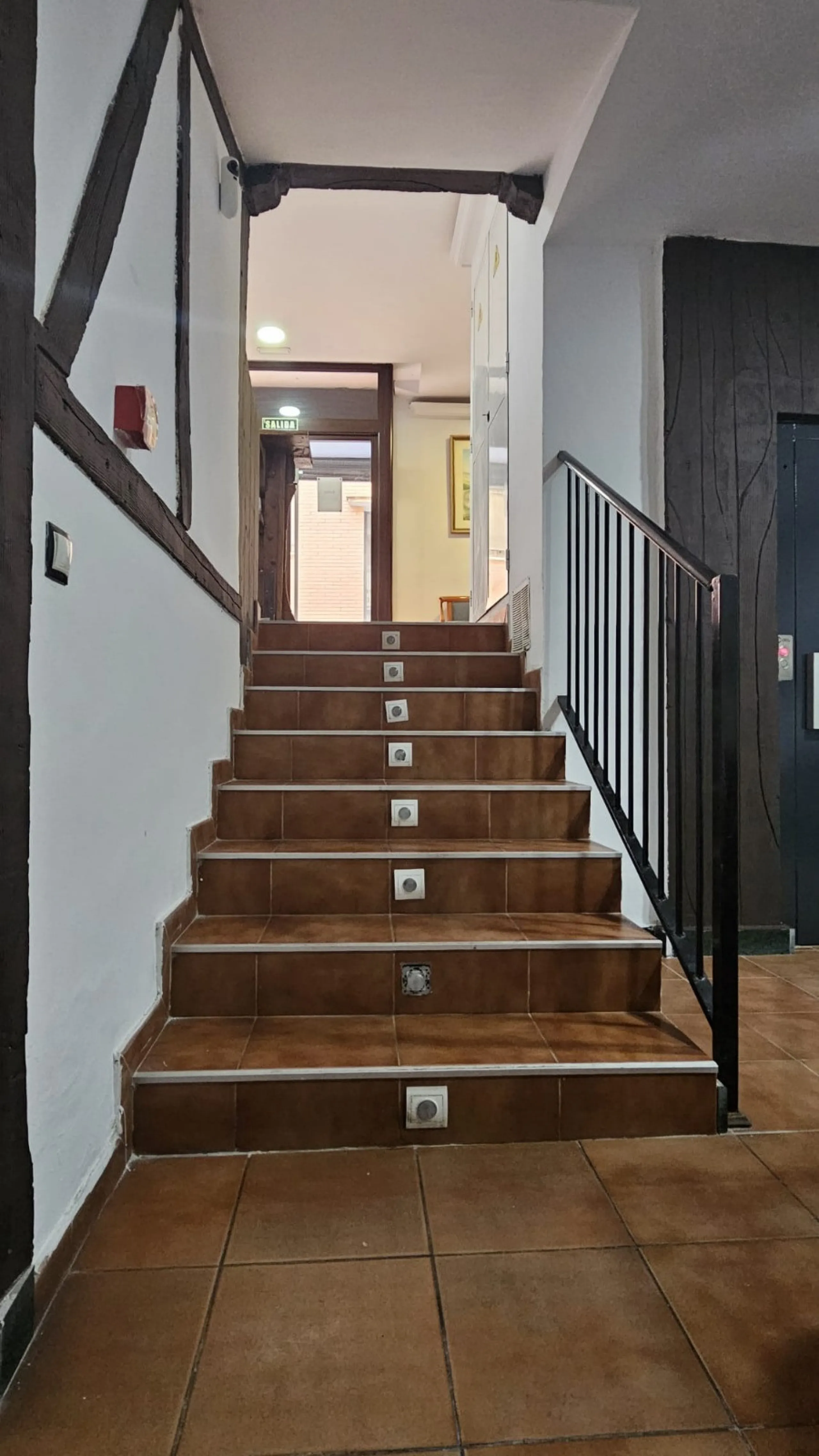 Boutique hotel located in the heart of Málaga, on a quiet street yet close to all services and amenities. It boasts 590 m² of built area and 13 rooms distributed over four floors, including a penthouse with a turret.