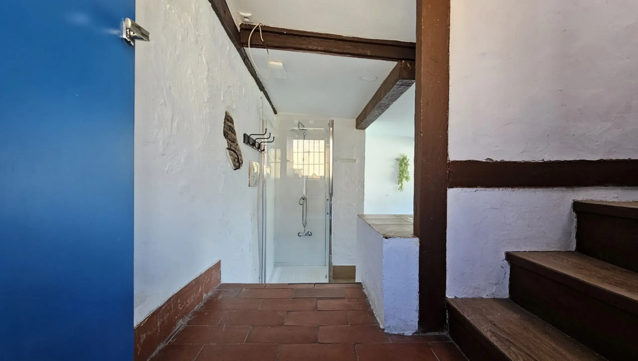 Boutique hotel located in the heart of Málaga, on a quiet street yet close to all services and amenities. It boasts 590 m² of built area and 13 rooms distributed over four floors, including a penthouse with a turret.