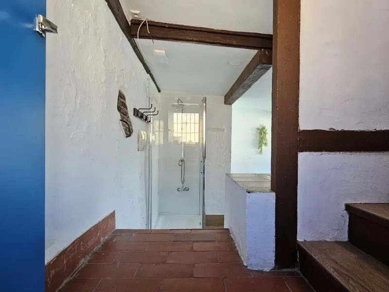 Boutique hotel located in the heart of Málaga, on a quiet street yet close to all services and amenities. It boasts 590 m² of built area and 13 rooms distributed over four floors, including a penthouse with a turret.
