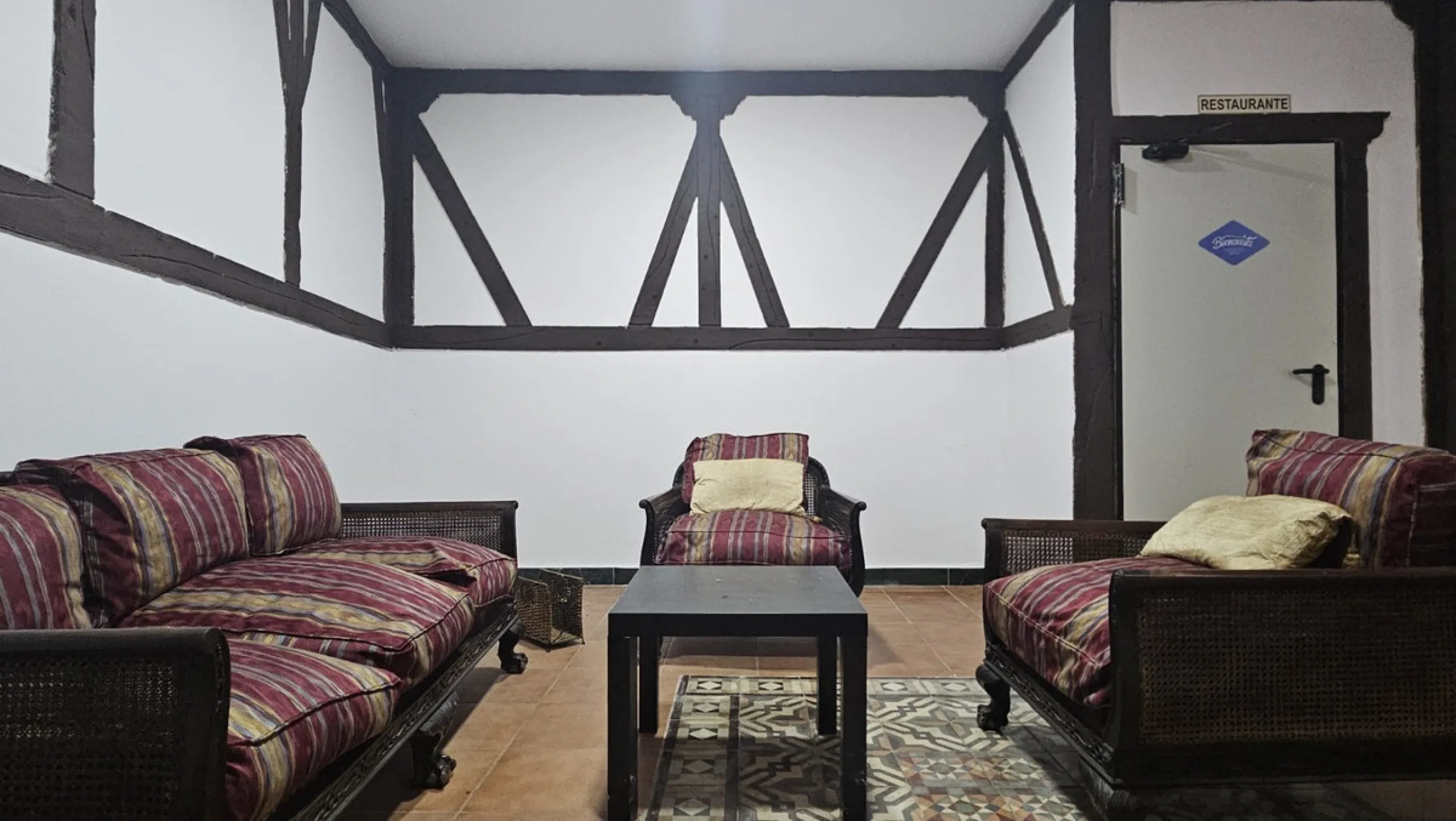 Boutique hotel located in the heart of Málaga, on a quiet street yet close to all services and amenities. It boasts 590 m² of built area and 13 rooms distributed over four floors, including a penthouse with a turret.