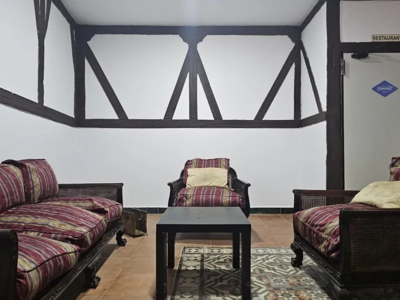Boutique hotel located in the heart of Málaga, on a quiet street yet close to all services and amenities. It boasts 590 m² of built area and 13 rooms distributed over four floors, including a penthouse with a turret.
