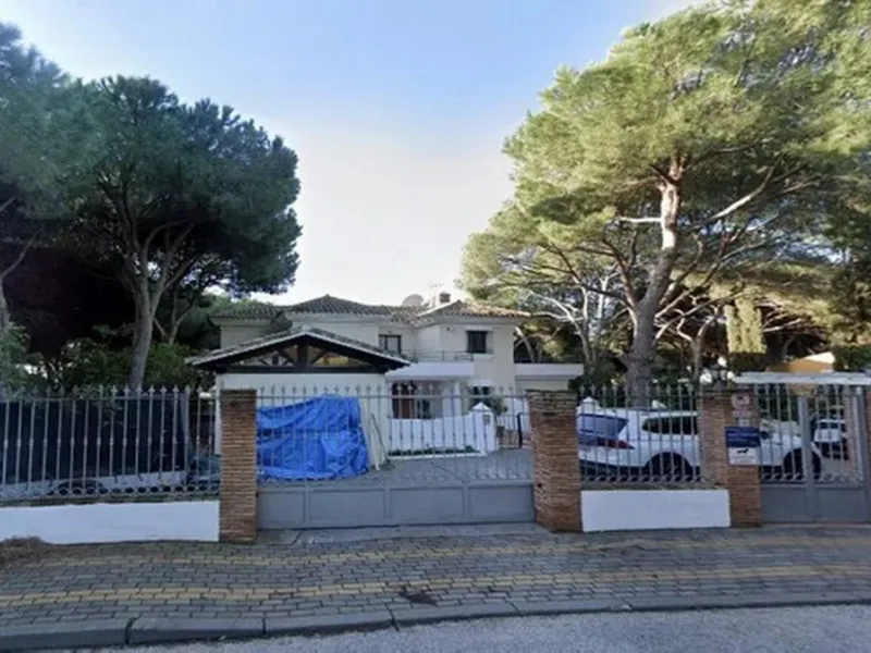 House - Detached Villa в продаже в Marbella, Málaga. В доме 3 спален и 4 ванных комнат. Площадь дома 409 м²
