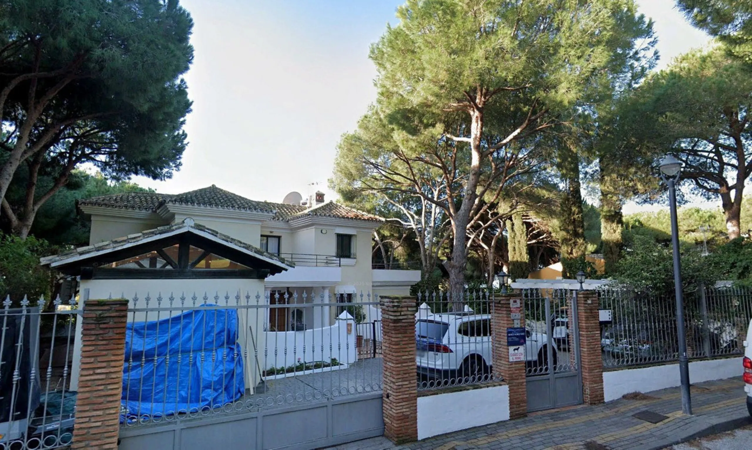 House - Detached Villa в продаже в Marbella, Málaga. В доме 3 спален и 4 ванных комнат. Площадь дома 409 м²