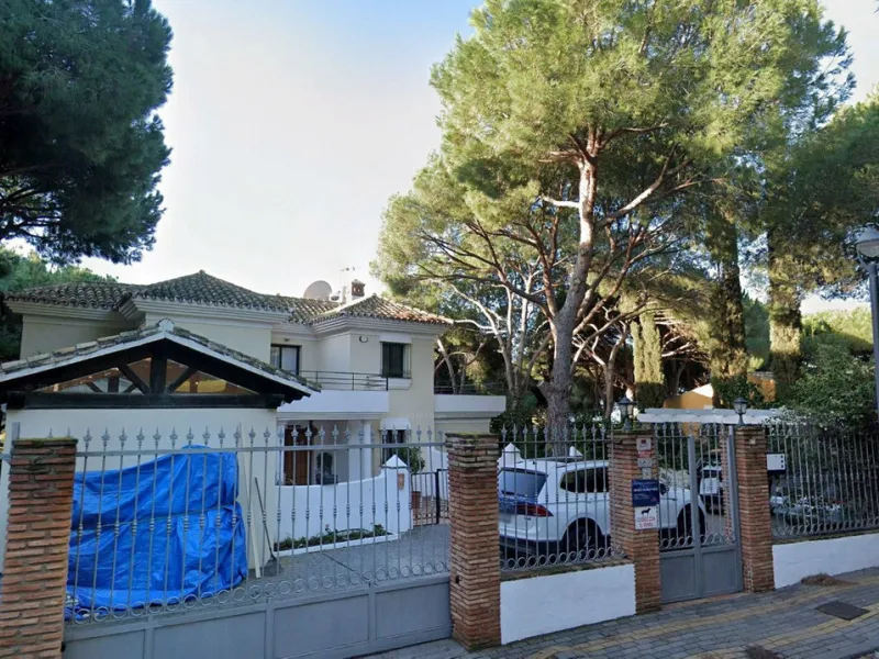 House - Detached Villa в продаже в Marbella, Málaga. В доме 3 спален и 4 ванных комнат. Площадь дома 409 м²