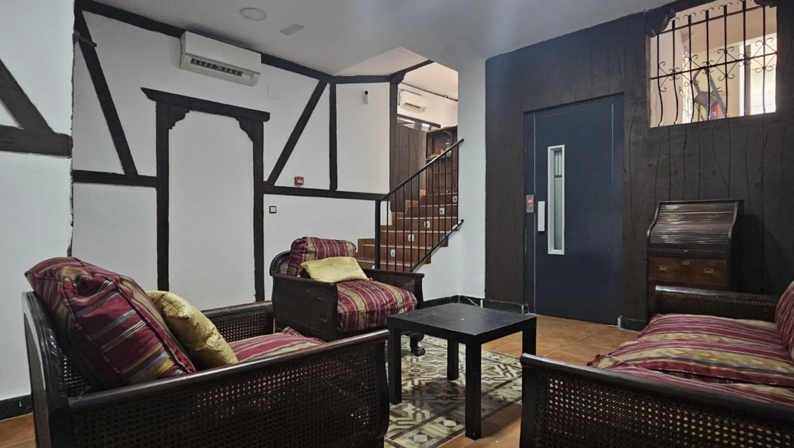 Boutique hotel located in the heart of Málaga, on a quiet street yet close to all services and amenities. It boasts 590 m² of built area and 13 rooms distributed over four floors, including a penthouse with a turret.