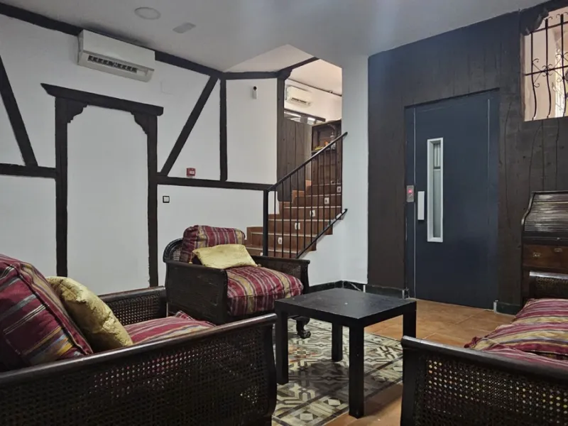 Boutique hotel located in the heart of Málaga, on a quiet street yet close to all services and amenities. It boasts 590 m² of built area and 13 rooms distributed over four floors, including a penthouse with a turret.
