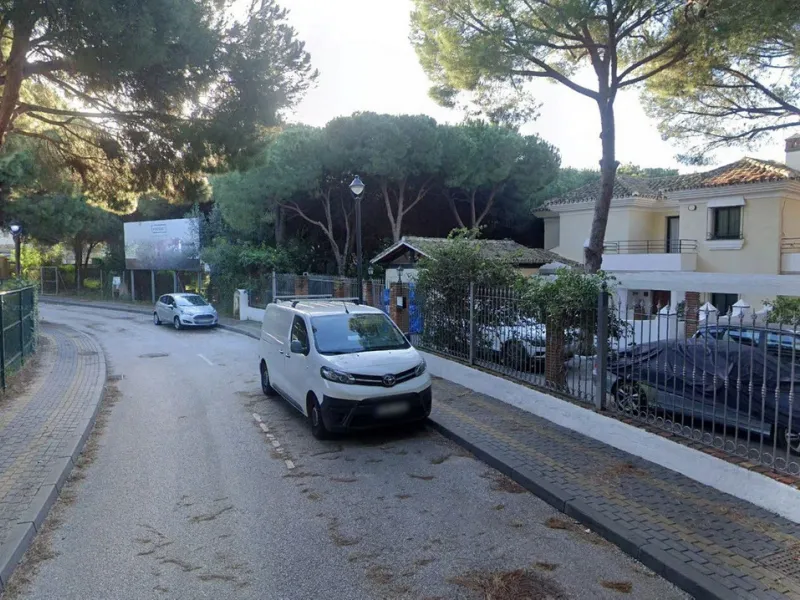 House - Detached Villa в продаже в Marbella, Málaga. В доме 3 спален и 4 ванных комнат. Площадь дома 409 м²