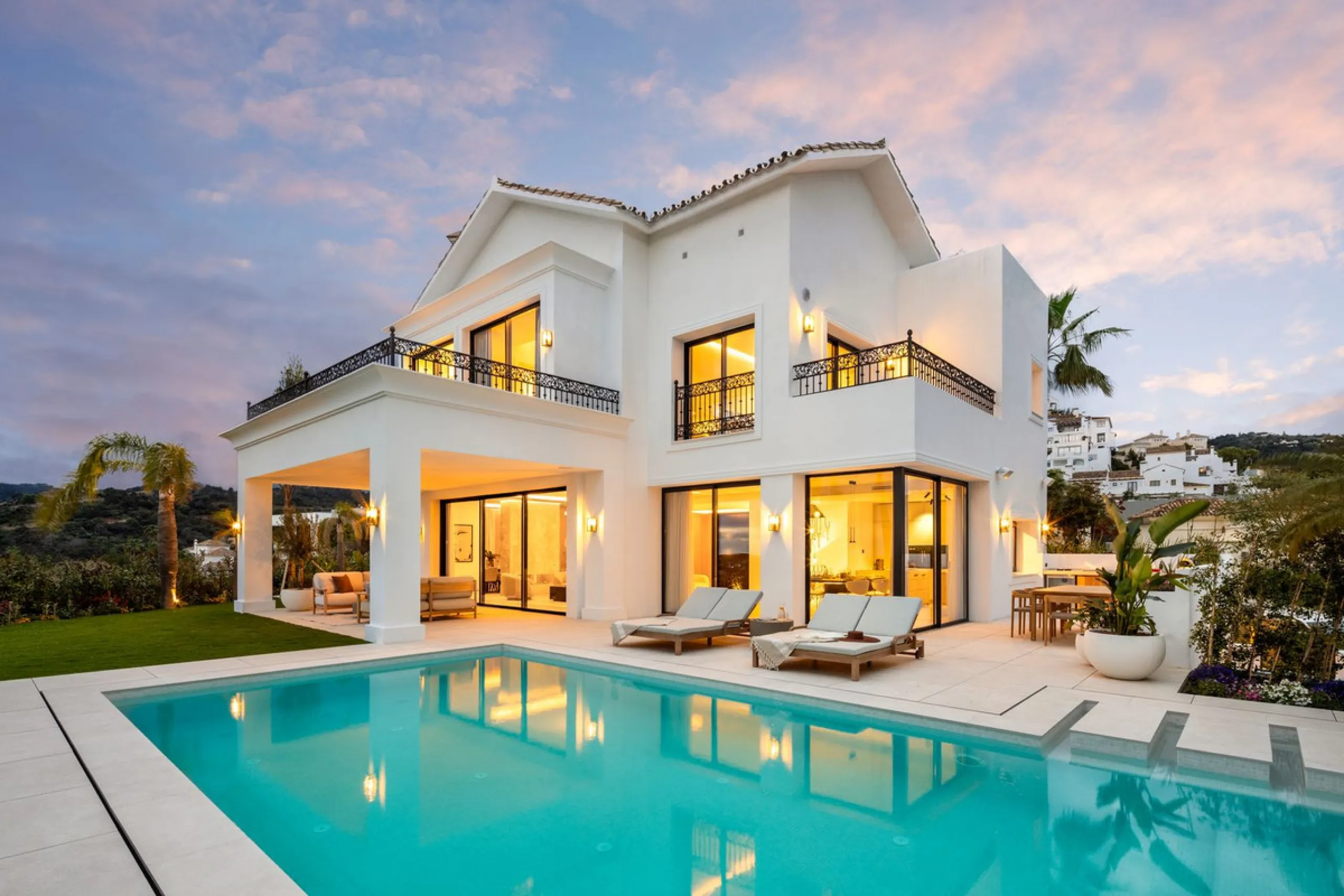Discover this spectacular, fully renovated luxury villa located in the prestigious gated community of Los Arqueros, boasting breathtaking views over the renowned golf course. Blending timeless Mediterranean architecture with sleek contemporary elegance, t