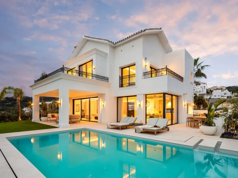 Discover this spectacular, fully renovated luxury villa located in the prestigious gated community of Los Arqueros, boasting breathtaking views over the renowned golf course. Blending timeless Mediterranean architecture with sleek contemporary elegance, t