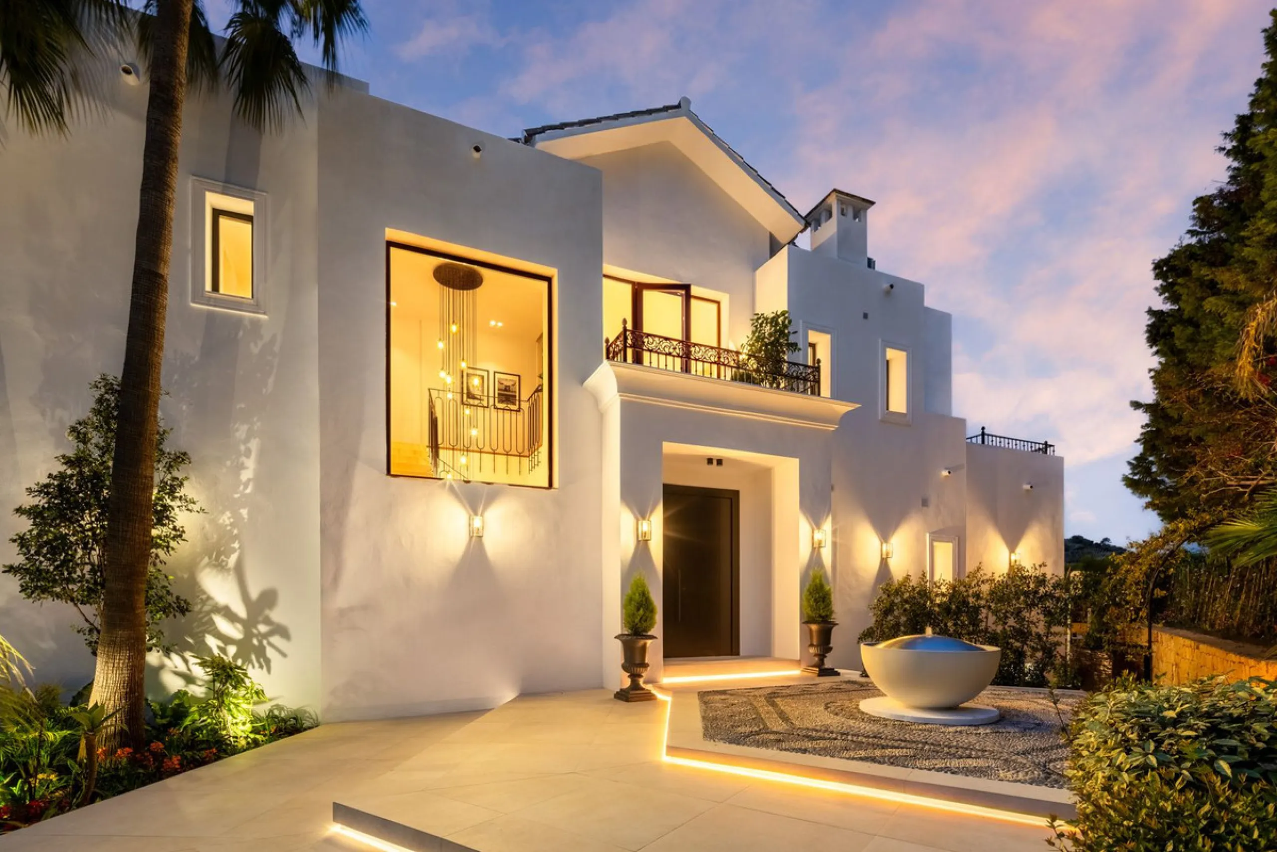 Discover this spectacular, fully renovated luxury villa located in the prestigious gated community of Los Arqueros, boasting breathtaking views over the renowned golf course. Blending timeless Mediterranean architecture with sleek contemporary elegance, t
