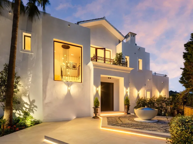 Discover this spectacular, fully renovated luxury villa located in the prestigious gated community of Los Arqueros, boasting breathtaking views over the renowned golf course. Blending timeless Mediterranean architecture with sleek contemporary elegance, t
