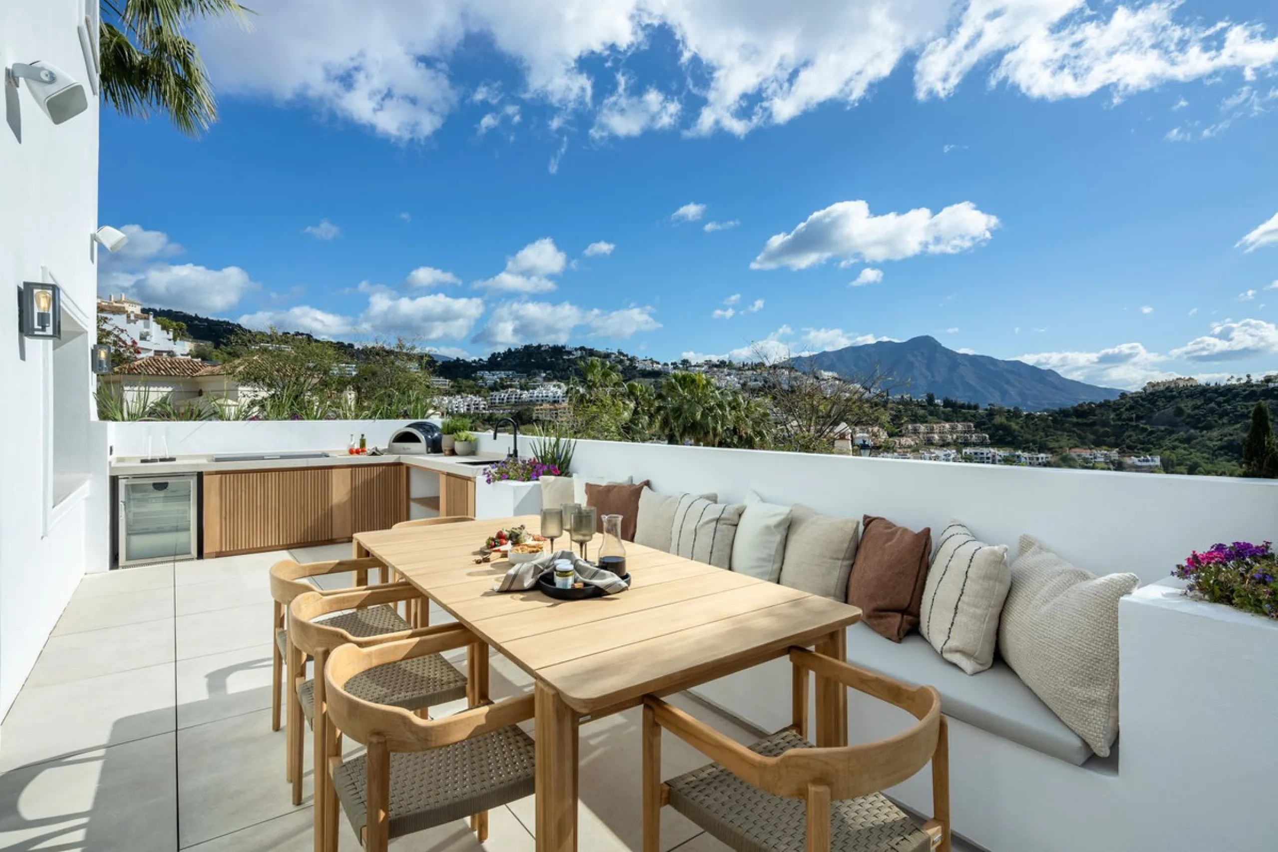 Discover this spectacular, fully renovated luxury villa located in the prestigious gated community of Los Arqueros, boasting breathtaking views over the renowned golf course. Blending timeless Mediterranean architecture with sleek contemporary elegance, t