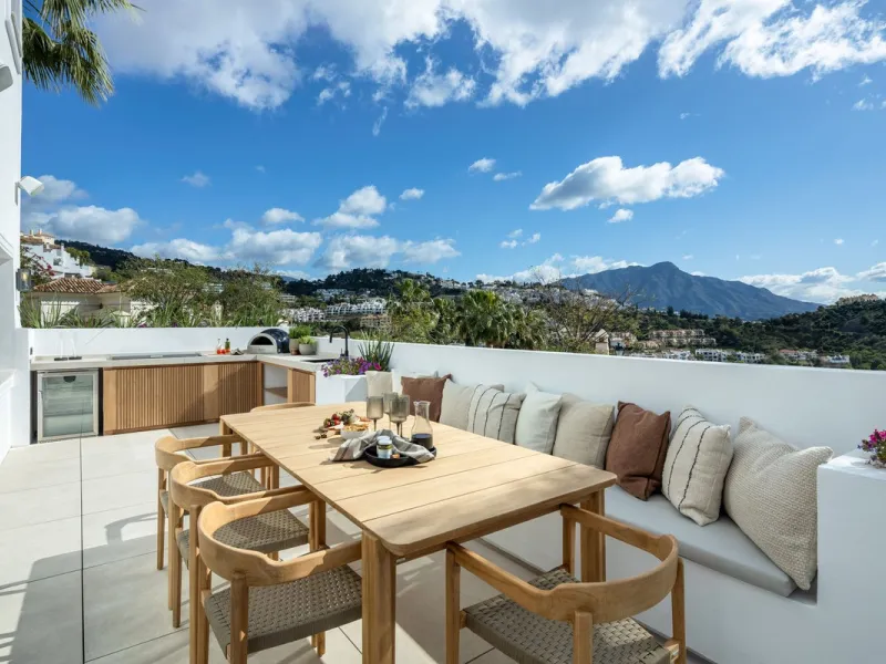 Discover this spectacular, fully renovated luxury villa located in the prestigious gated community of Los Arqueros, boasting breathtaking views over the renowned golf course. Blending timeless Mediterranean architecture with sleek contemporary elegance, t