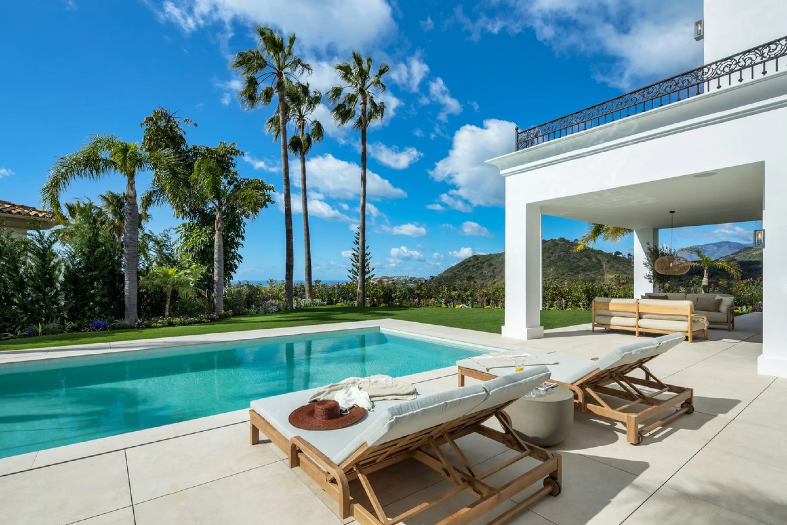 Discover this spectacular, fully renovated luxury villa located in the prestigious gated community of Los Arqueros, boasting breathtaking views over the renowned golf course. Blending timeless Mediterranean architecture with sleek contemporary elegance, t