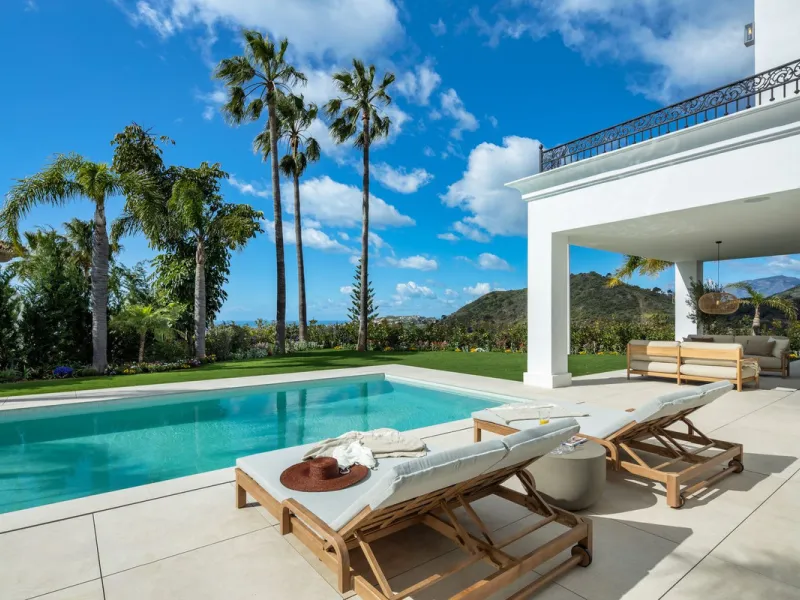 Discover this spectacular, fully renovated luxury villa located in the prestigious gated community of Los Arqueros, boasting breathtaking views over the renowned golf course. Blending timeless Mediterranean architecture with sleek contemporary elegance, t