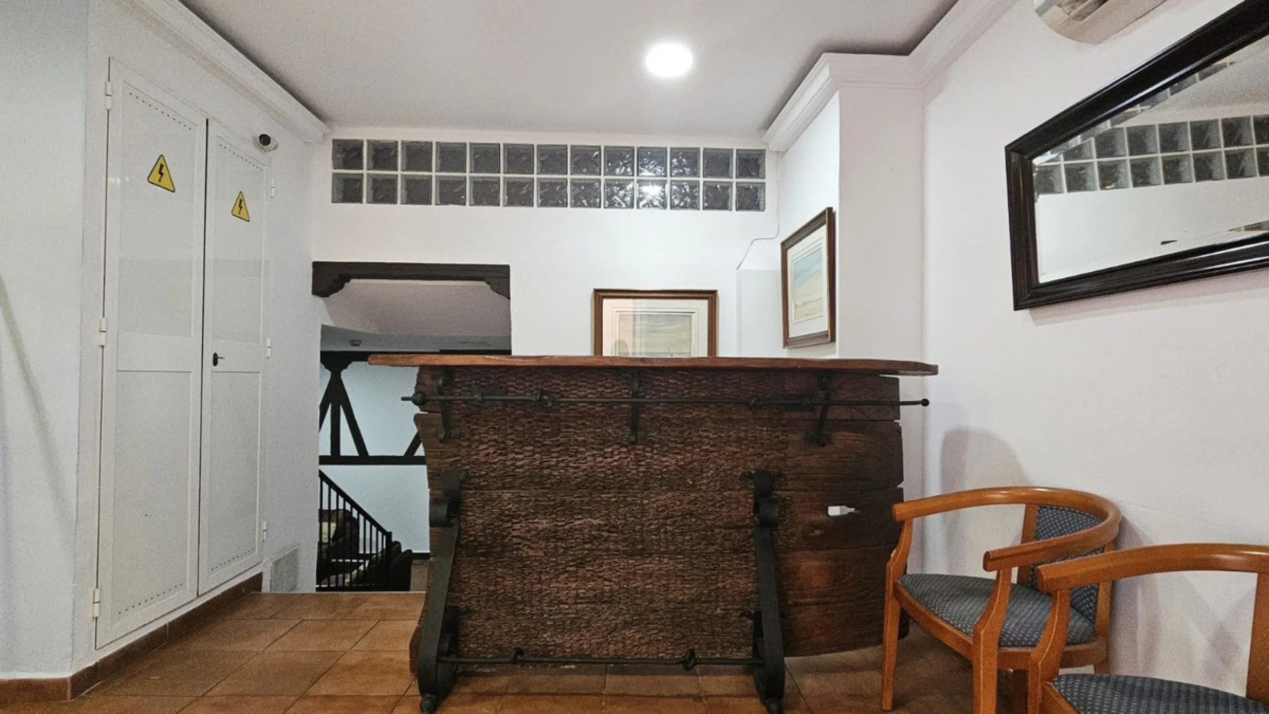 Boutique hotel located in the heart of Málaga, on a quiet street yet close to all services and amenities. It boasts 590 m² of built area and 13 rooms distributed over four floors, including a penthouse with a turret.
