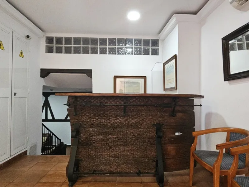 Boutique hotel located in the heart of Málaga, on a quiet street yet close to all services and amenities. It boasts 590 m² of built area and 13 rooms distributed over four floors, including a penthouse with a turret.