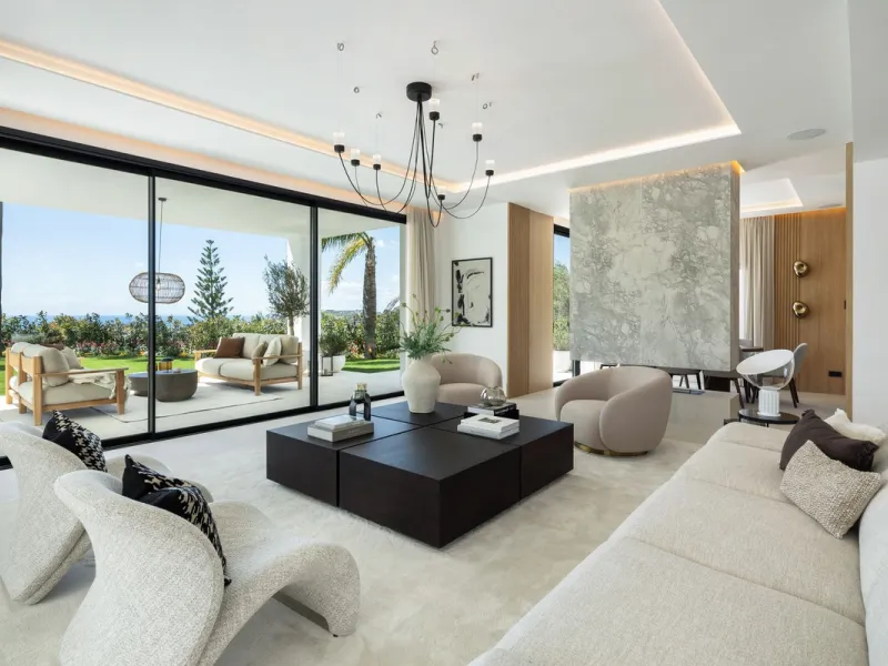 Discover this spectacular, fully renovated luxury villa located in the prestigious gated community of Los Arqueros, boasting breathtaking views over the renowned golf course. Blending timeless Mediterranean architecture with sleek contemporary elegance, t