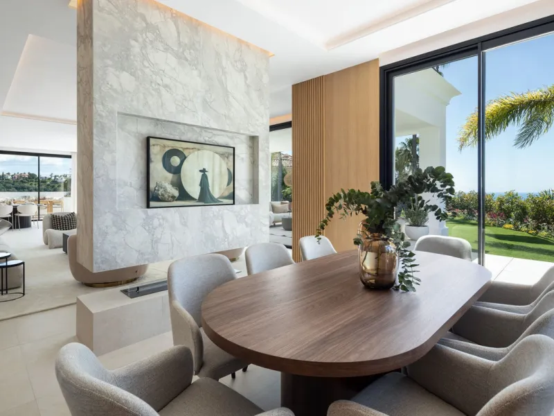 Discover this spectacular, fully renovated luxury villa located in the prestigious gated community of Los Arqueros, boasting breathtaking views over the renowned golf course. Blending timeless Mediterranean architecture with sleek contemporary elegance, t