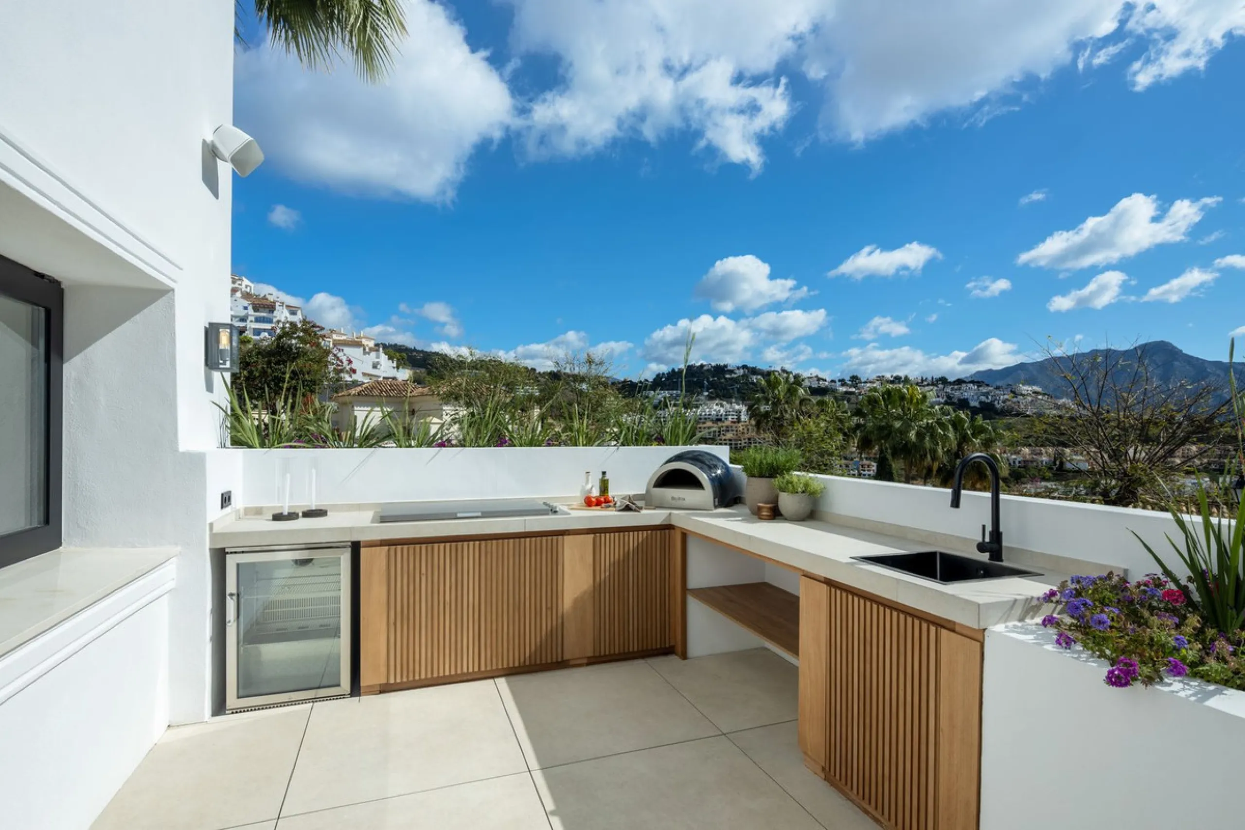Discover this spectacular, fully renovated luxury villa located in the prestigious gated community of Los Arqueros, boasting breathtaking views over the renowned golf course. Blending timeless Mediterranean architecture with sleek contemporary elegance, t