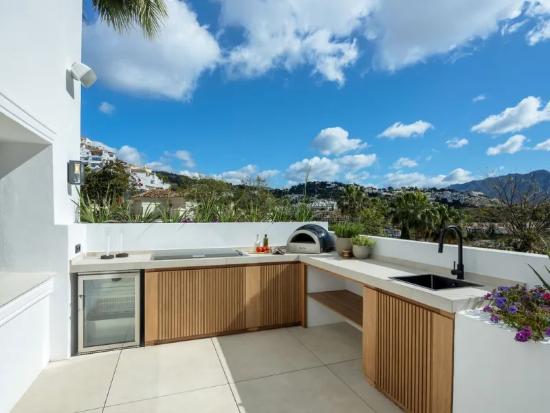 Discover this spectacular, fully renovated luxury villa located in the prestigious gated community of Los Arqueros, boasting breathtaking views over the renowned golf course. Blending timeless Mediterranean architecture with sleek contemporary elegance, t