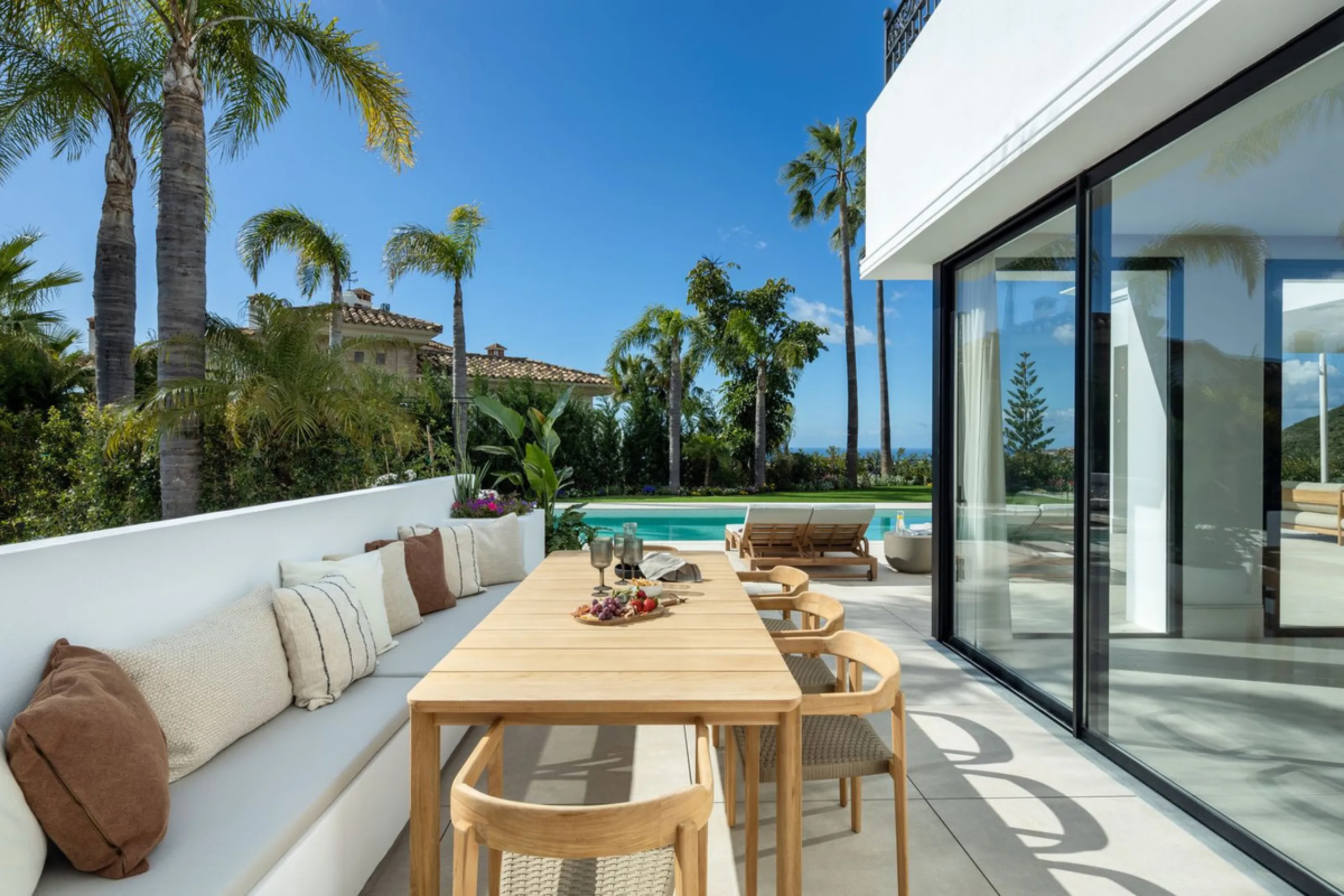 Discover this spectacular, fully renovated luxury villa located in the prestigious gated community of Los Arqueros, boasting breathtaking views over the renowned golf course. Blending timeless Mediterranean architecture with sleek contemporary elegance, t