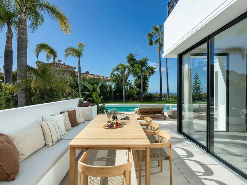 Discover this spectacular, fully renovated luxury villa located in the prestigious gated community of Los Arqueros, boasting breathtaking views over the renowned golf course. Blending timeless Mediterranean architecture with sleek contemporary elegance, t