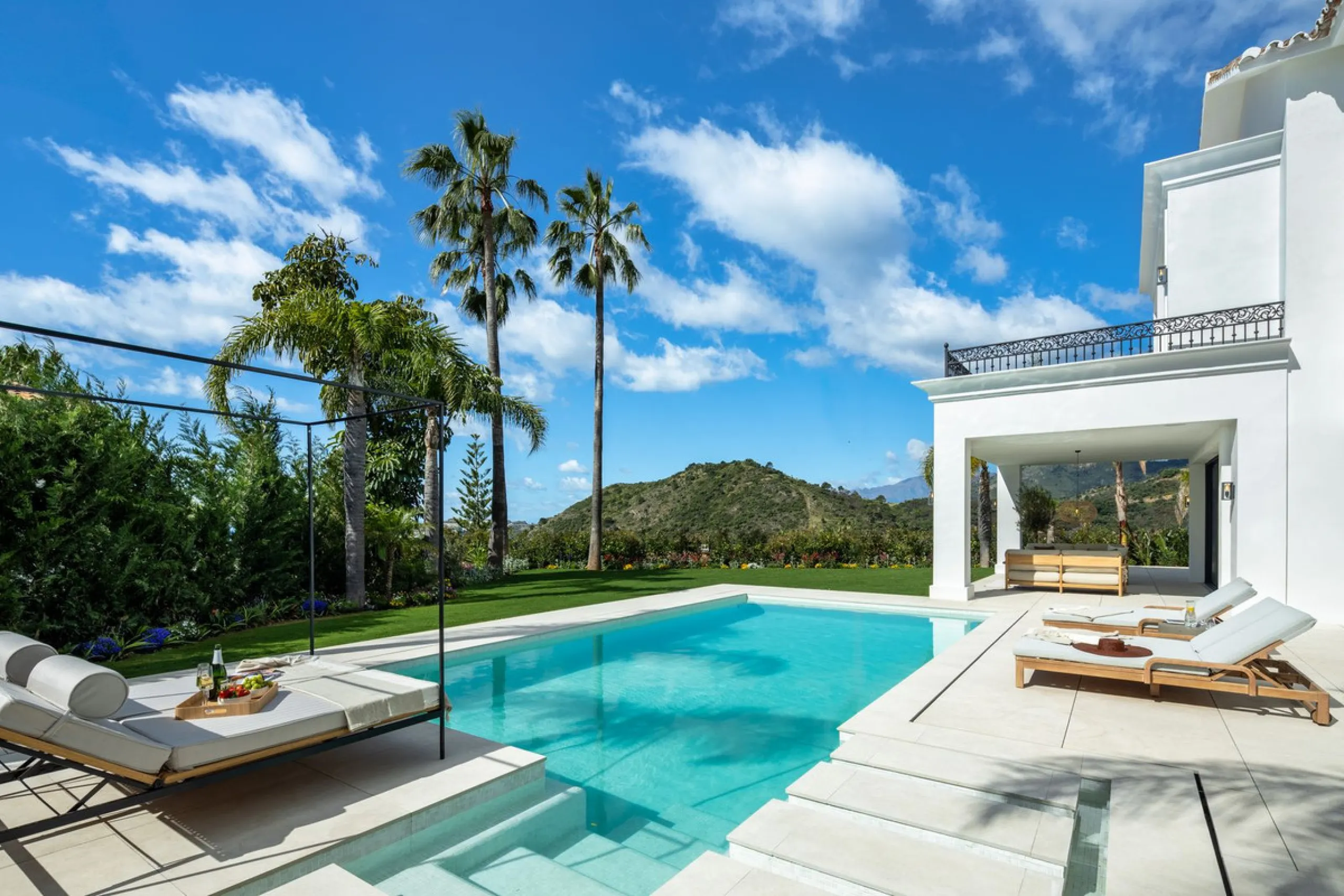 Discover this spectacular, fully renovated luxury villa located in the prestigious gated community of Los Arqueros, boasting breathtaking views over the renowned golf course. Blending timeless Mediterranean architecture with sleek contemporary elegance, t
