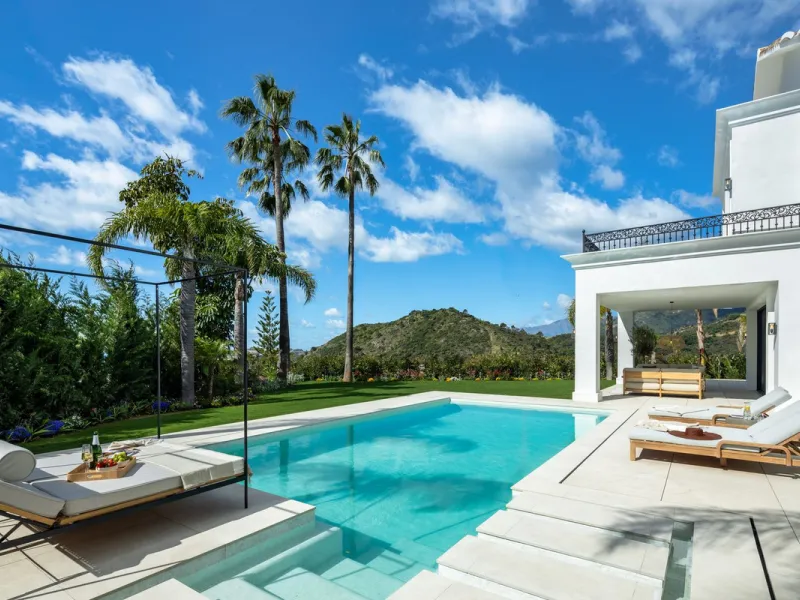 Discover this spectacular, fully renovated luxury villa located in the prestigious gated community of Los Arqueros, boasting breathtaking views over the renowned golf course. Blending timeless Mediterranean architecture with sleek contemporary elegance, t