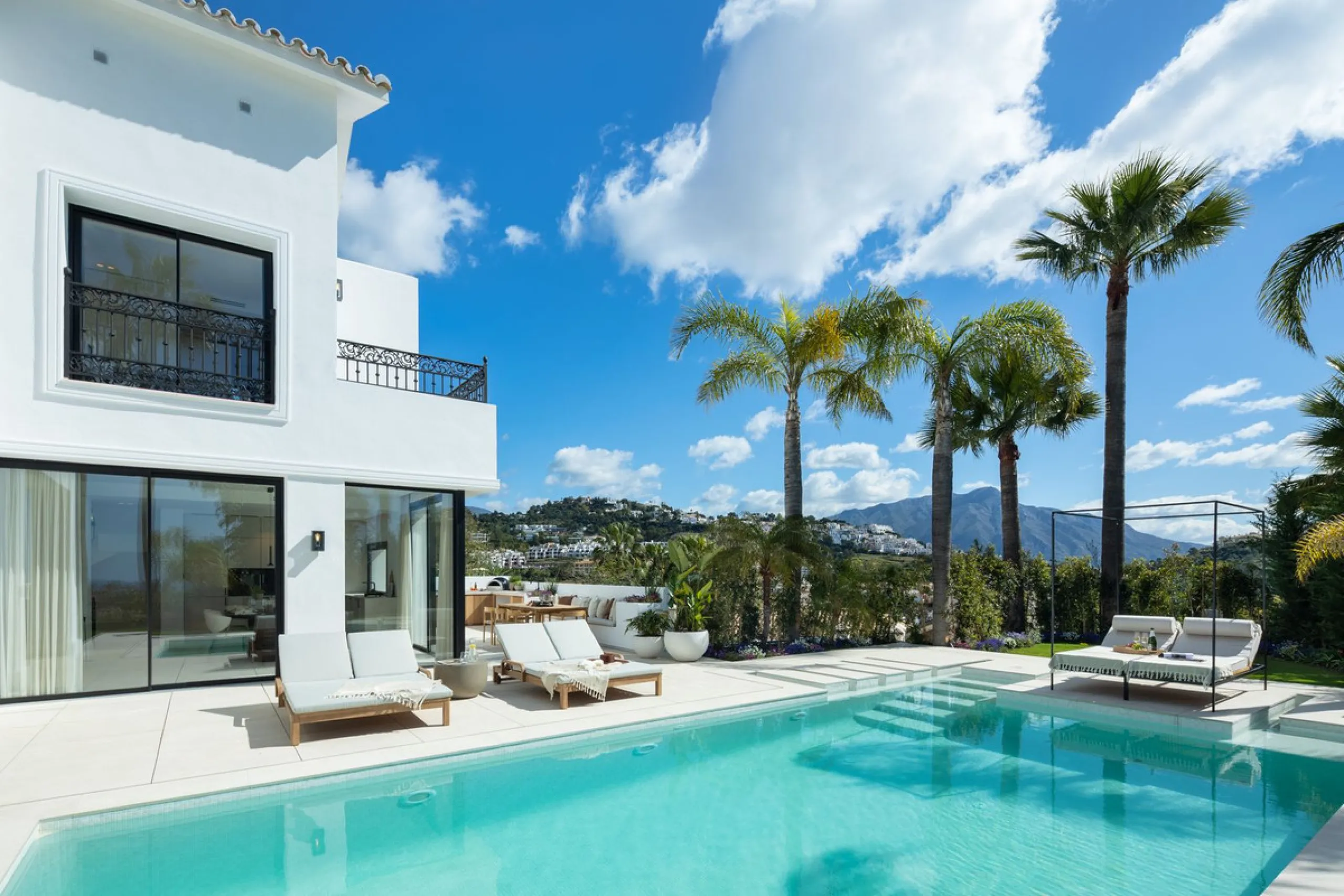 Discover this spectacular, fully renovated luxury villa located in the prestigious gated community of Los Arqueros, boasting breathtaking views over the renowned golf course. Blending timeless Mediterranean architecture with sleek contemporary elegance, t