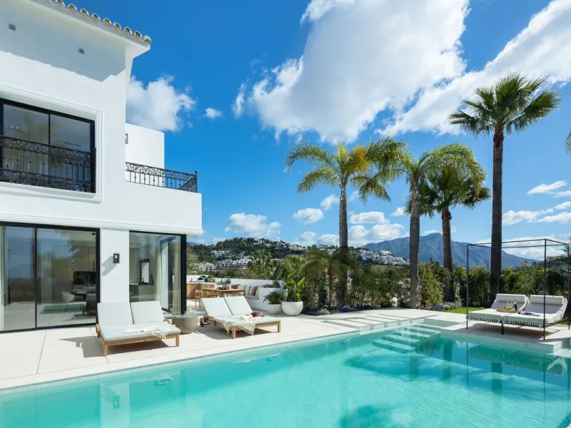 Discover this spectacular, fully renovated luxury villa located in the prestigious gated community of Los Arqueros, boasting breathtaking views over the renowned golf course. Blending timeless Mediterranean architecture with sleek contemporary elegance, t