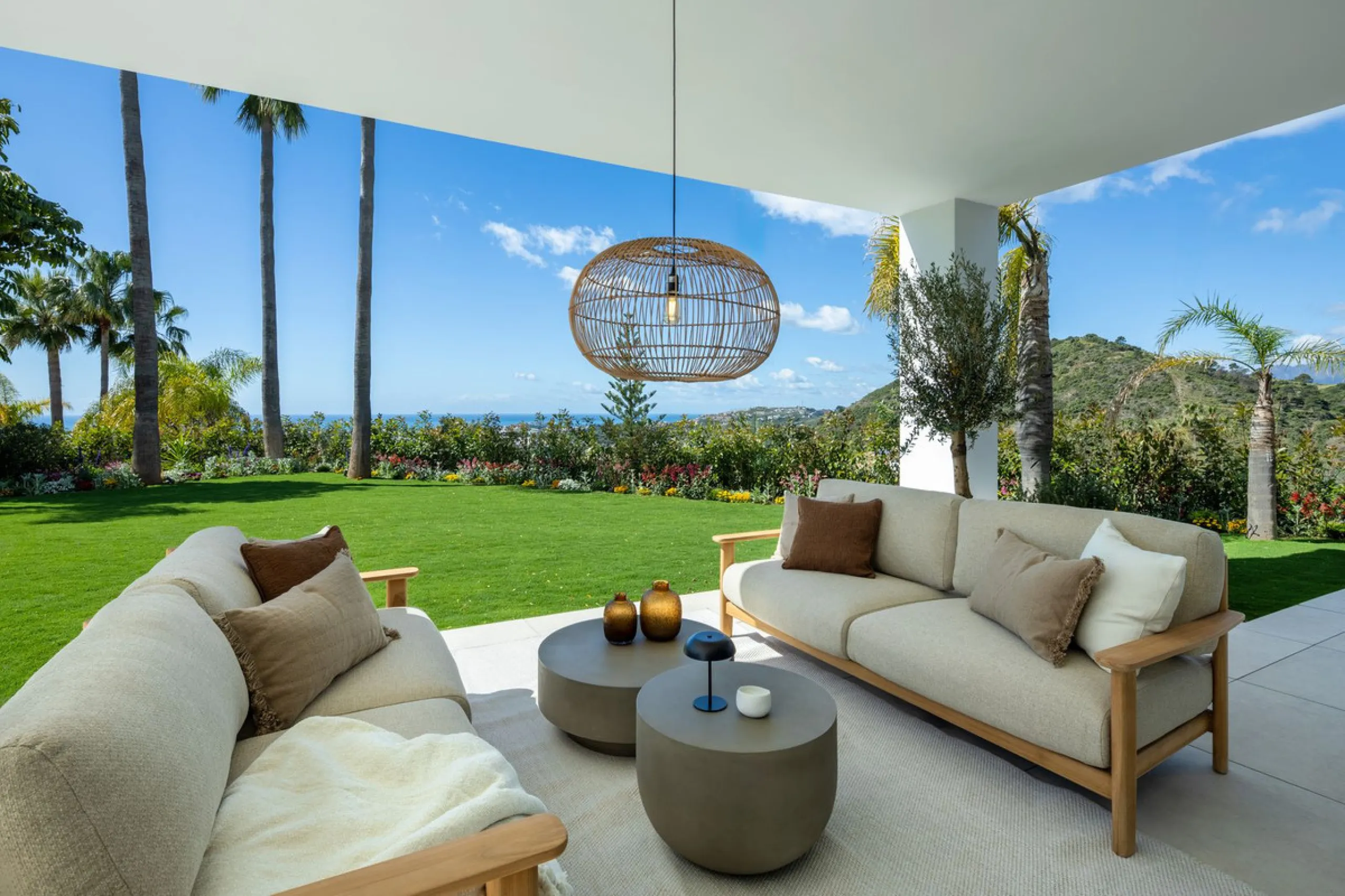 Discover this spectacular, fully renovated luxury villa located in the prestigious gated community of Los Arqueros, boasting breathtaking views over the renowned golf course. Blending timeless Mediterranean architecture with sleek contemporary elegance, t
