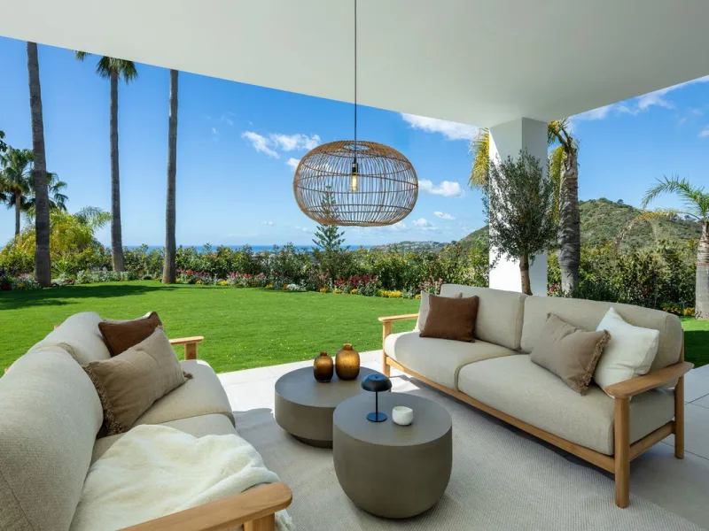 Discover this spectacular, fully renovated luxury villa located in the prestigious gated community of Los Arqueros, boasting breathtaking views over the renowned golf course. Blending timeless Mediterranean architecture with sleek contemporary elegance, t
