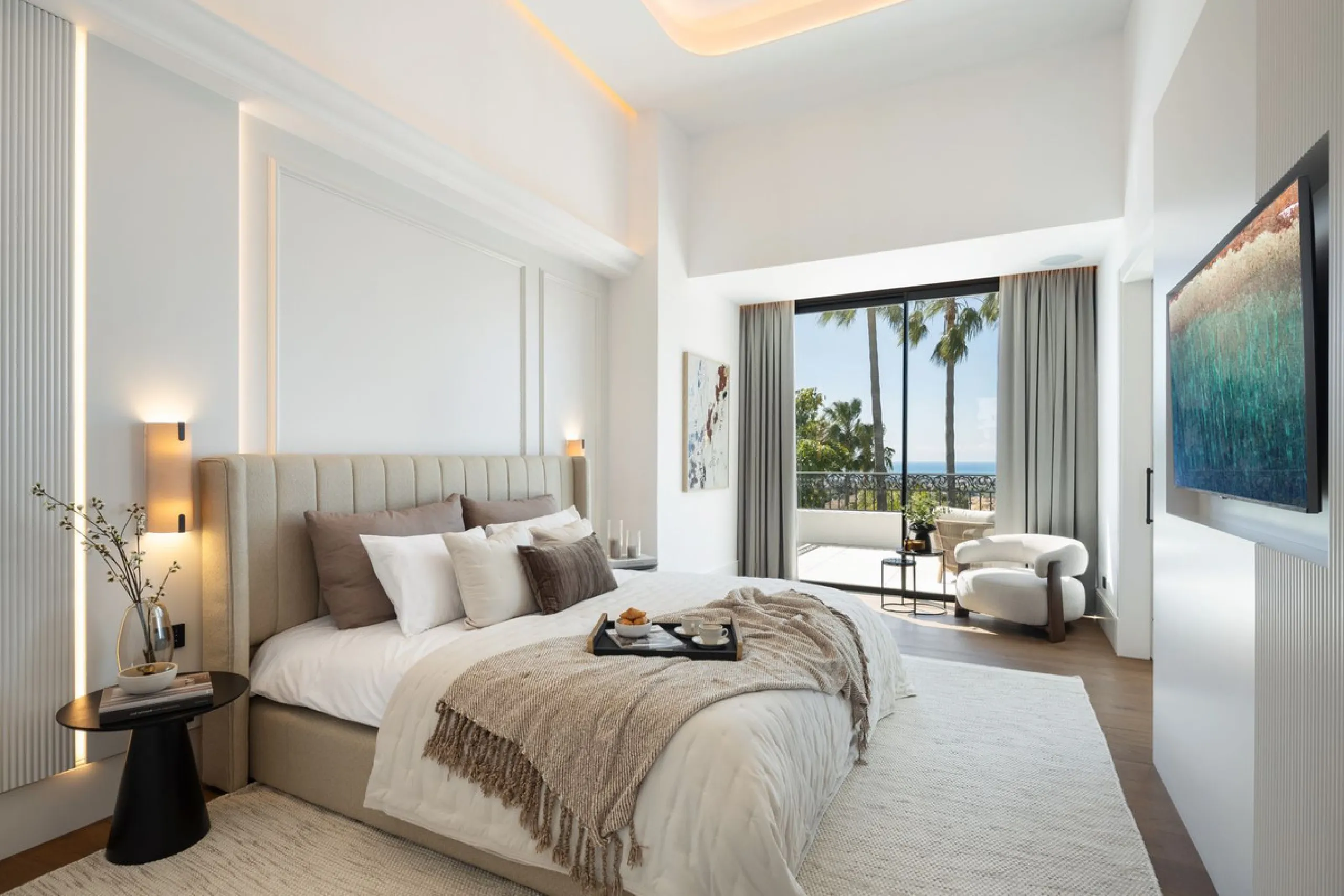 Discover this spectacular, fully renovated luxury villa located in the prestigious gated community of Los Arqueros, boasting breathtaking views over the renowned golf course. Blending timeless Mediterranean architecture with sleek contemporary elegance, t