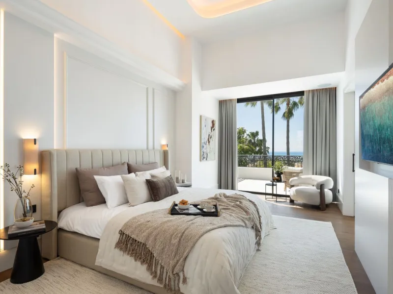 Discover this spectacular, fully renovated luxury villa located in the prestigious gated community of Los Arqueros, boasting breathtaking views over the renowned golf course. Blending timeless Mediterranean architecture with sleek contemporary elegance, t