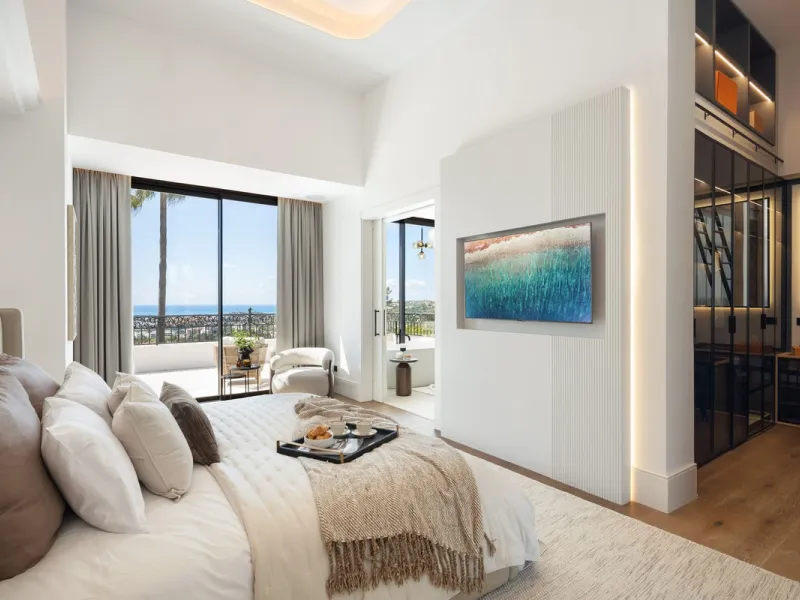 Discover this spectacular, fully renovated luxury villa located in the prestigious gated community of Los Arqueros, boasting breathtaking views over the renowned golf course. Blending timeless Mediterranean architecture with sleek contemporary elegance, t