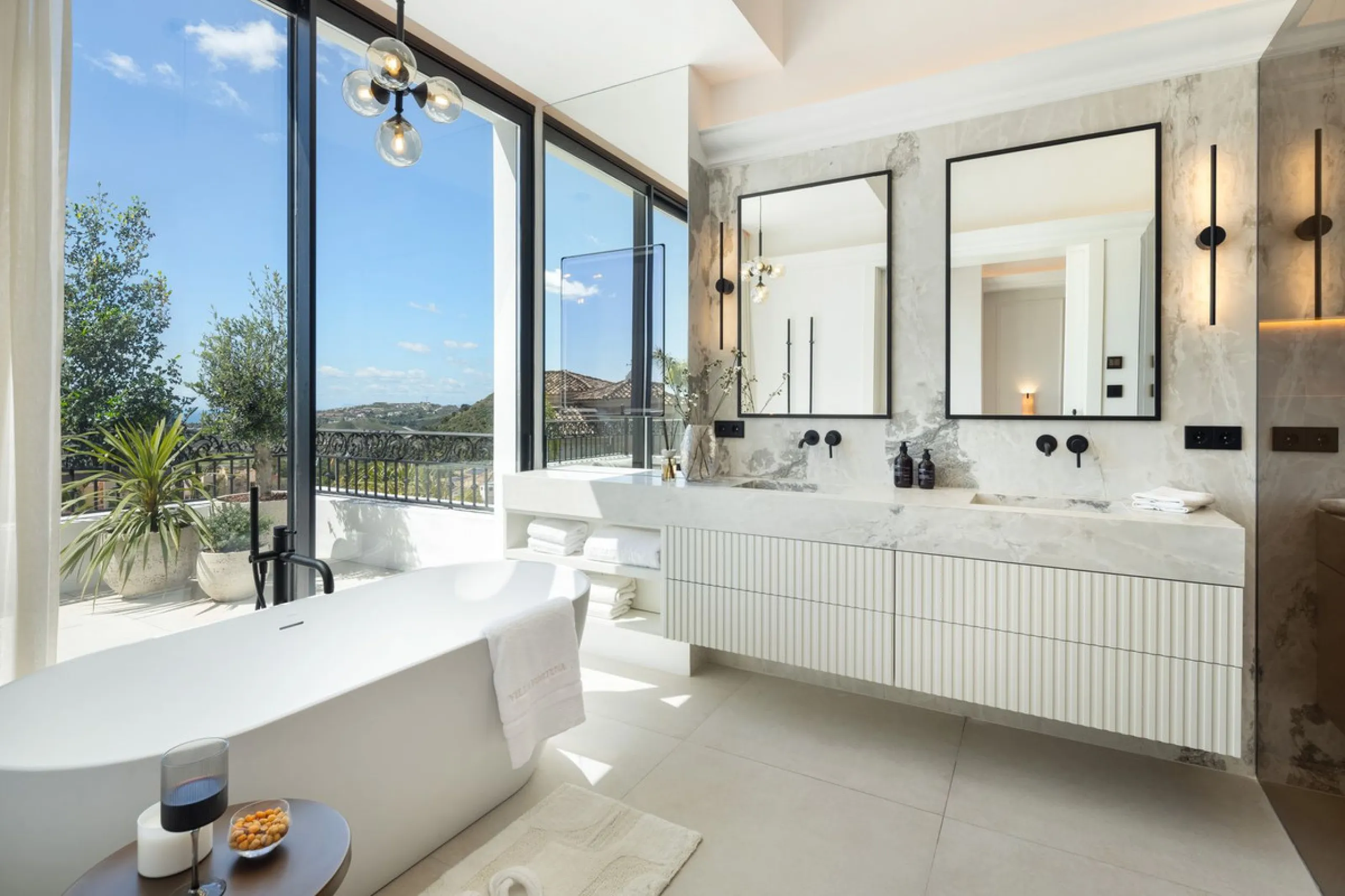 Discover this spectacular, fully renovated luxury villa located in the prestigious gated community of Los Arqueros, boasting breathtaking views over the renowned golf course. Blending timeless Mediterranean architecture with sleek contemporary elegance, t